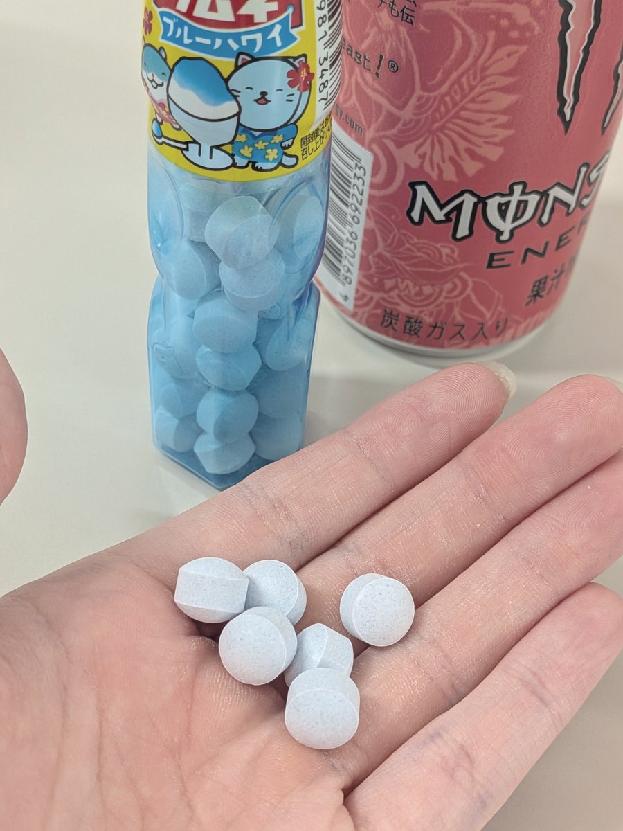 ronerone_6969's tweet photo. ラムネのブルーハワイを見つけて
どんなんだろって思って買ったらめっちゃ青色でめっちゃテンション上がったけどブルーハワイだから青色か… https://t.co/KhbRQB4Q1m