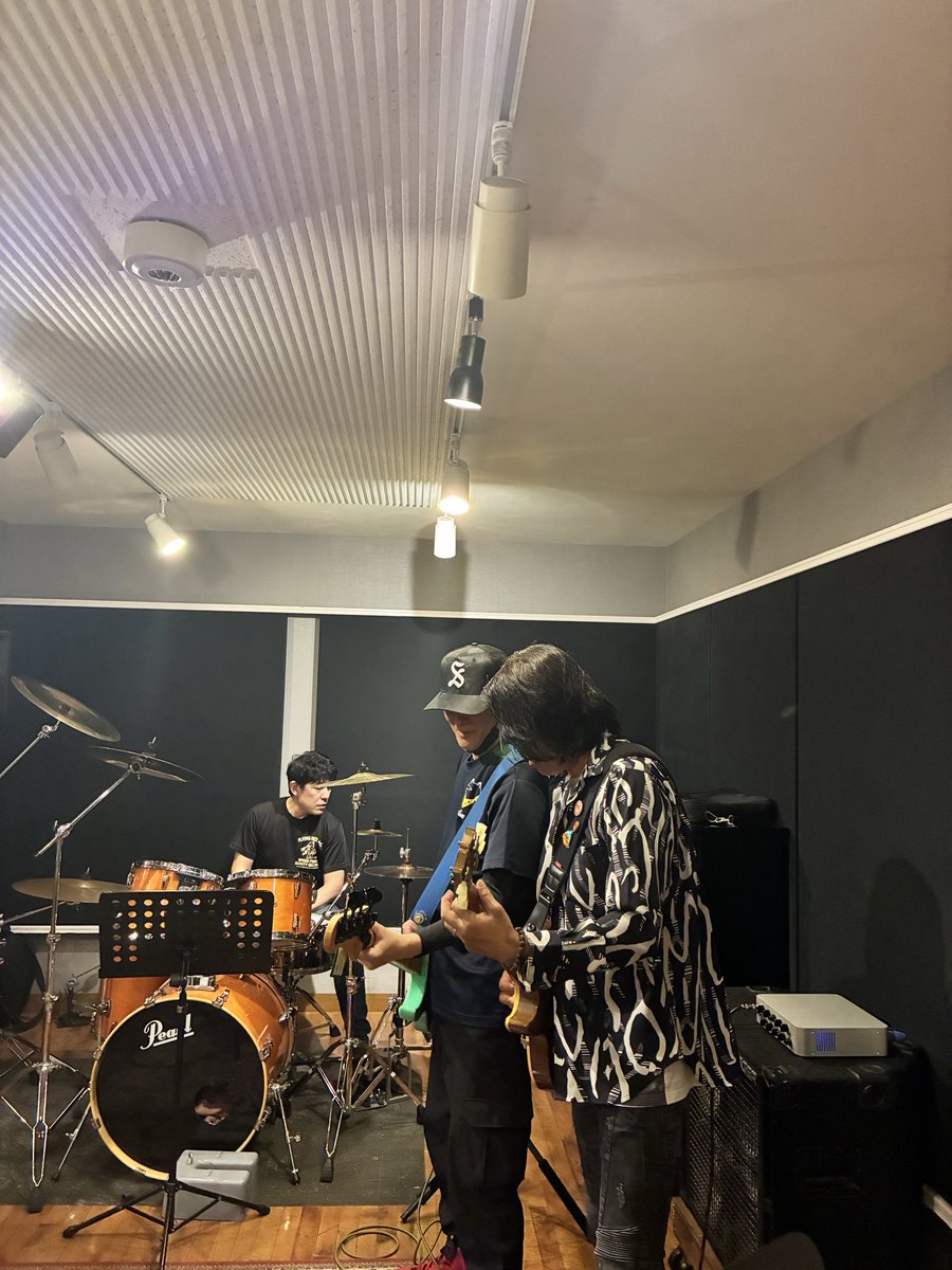 pon923_a's tweet photo. 今日のスタジオ
shinちゃん、和音を覚える

#THEVELVETS https://t.co/PQ2rVX856H