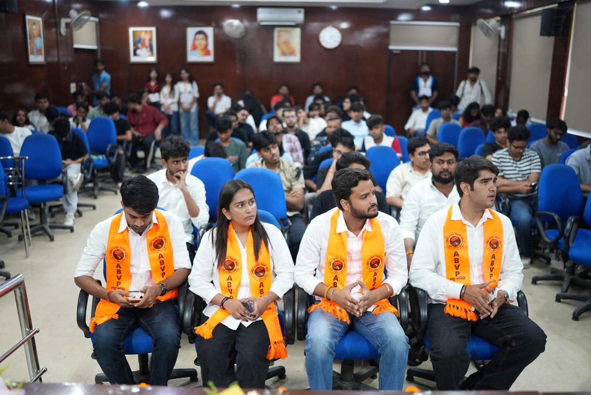 ABVPVoice's tweet photo. नेपाल विद्यार्थी मिलन 🇳🇵🤝🇮🇳

किरोड़ीमल कॉलेज में अभाविप दिल्ली द्वारा “नेपाल विद्यार्थी मिलन” कार्यक्रम का आयोजन किया गया जिसमें प्रो. काशीनाथ न्योपाने एवं अभाविप के राष्ट्रीय संगठन मंत्री श्री @AshishSainram विशेष रूप से उपस्थित रहे एवं दिल्ली विश्वविद्यालय में अध्ययनरत नेपाल के विद्यार्थियों के साथ सार्थक संवाद किया।

संवाद के दौरान विद्यार्थियों ने छात्रहित, शिक्षा एवं कैंपस से जुड़े विषयों पर अपने विचार साझा किए और डूसू चुनाव में अभाविप के पैनल को समर्थन देने का संकल्प लिया।

आइए दिल्ली विश्वविद्यालय छात्रसंघ चुनाव में अभाविप के पैनल को अपना समर्थन दें: 

यश डबास - अध्यक्ष 7️⃣ 
इशू मौर्य - उपाध्यक्ष 3️⃣ 
रिया छाबड़ी - सचिव 3️⃣ 
लक्ष्यराज सिंह - संयुक्त सचिव 3️⃣

#ABVP4DUSU #DUSU7333 #ABVP7333