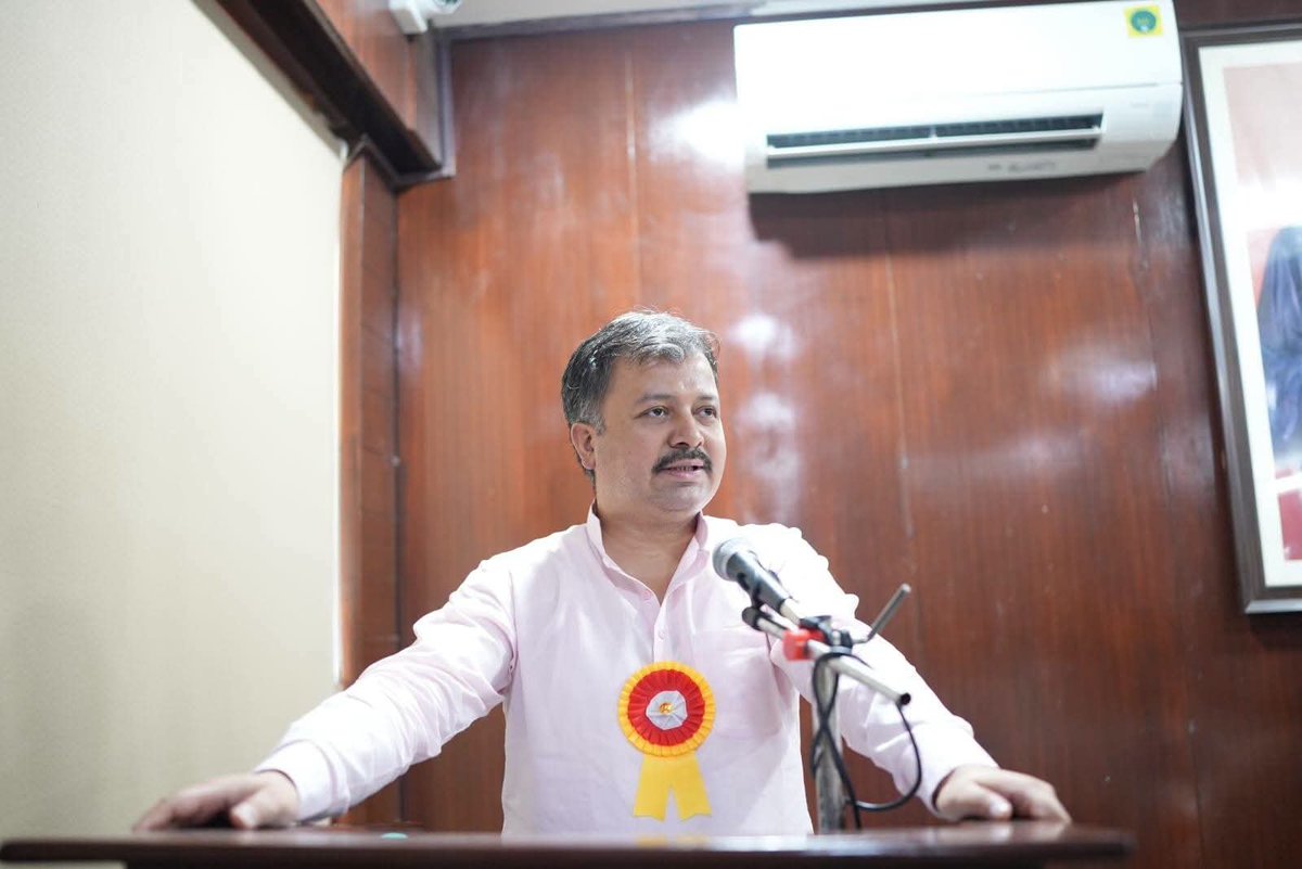 ABVPVoice's tweet photo. नेपाल विद्यार्थी मिलन 🇳🇵🤝🇮🇳

किरोड़ीमल कॉलेज में अभाविप दिल्ली द्वारा “नेपाल विद्यार्थी मिलन” कार्यक्रम का आयोजन किया गया जिसमें प्रो. काशीनाथ न्योपाने एवं अभाविप के राष्ट्रीय संगठन मंत्री श्री @AshishSainram विशेष रूप से उपस्थित रहे एवं दिल्ली विश्वविद्यालय में अध्ययनरत नेपाल के विद्यार्थियों के साथ सार्थक संवाद किया।

संवाद के दौरान विद्यार्थियों ने छात्रहित, शिक्षा एवं कैंपस से जुड़े विषयों पर अपने विचार साझा किए और डूसू चुनाव में अभाविप के पैनल को समर्थन देने का संकल्प लिया।

आइए दिल्ली विश्वविद्यालय छात्रसंघ चुनाव में अभाविप के पैनल को अपना समर्थन दें: 

यश डबास - अध्यक्ष 7️⃣ 
इशू मौर्य - उपाध्यक्ष 3️⃣ 
रिया छाबड़ी - सचिव 3️⃣ 
लक्ष्यराज सिंह - संयुक्त सचिव 3️⃣

#ABVP4DUSU #DUSU7333 #ABVP7333