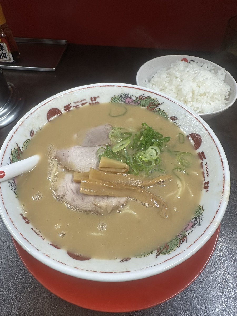 O8G_3's tweet photo. 天下一品　池尻店

まさかの11\3に閉店🥲

小学生からお世話になっていた思い出の店がまた一つ減っちゃう、、、

今日は奮発してスープ増し🍜 https://t.co/dubdCBiKgR