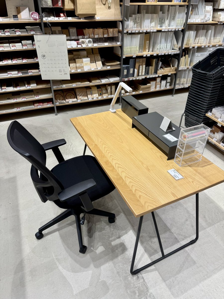 cheapsea1984's tweet photo. このテーブルと椅子があれば家勉がもっと楽しくなるんだろうなぁ。欲しいなぁ。 https://t.co/zokkNcSwml