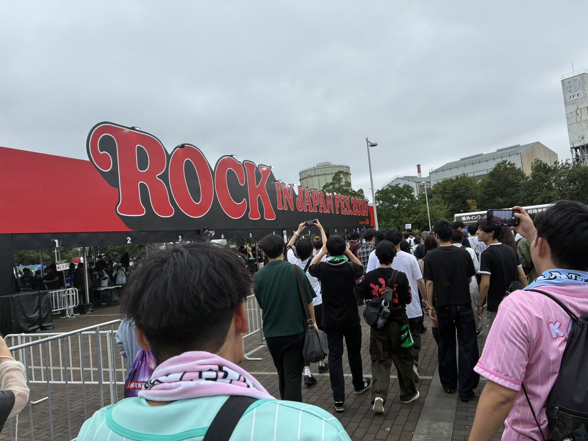 GesiGesiKaMeYo's tweet photo. 3年ぶりにロッ��ンに行ってきました
明日の仕事の兼ね合いでDJ和を見送ったのは心残りですが、久々で楽しかったです
それはそれとして俺はいつ虹を待つ人をライブで聴けるんだろうか？aurora ark以来だからもう7年は聴けてないんだけど？ https://t.co/988nrVM6Po