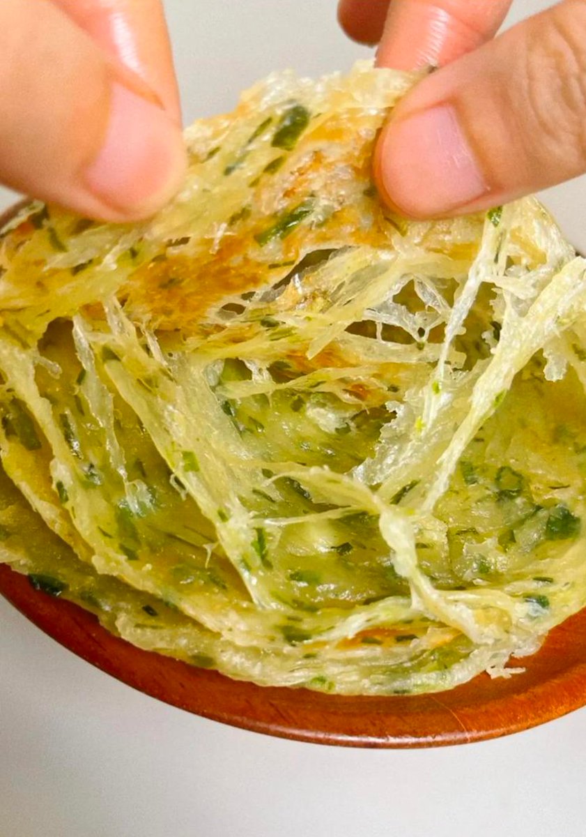 queengator's tweet photo. Crunchy Taiwanese scallion pancake fresh off the street cart, perfect morning bite! https://t.co/qpJc59gNfx