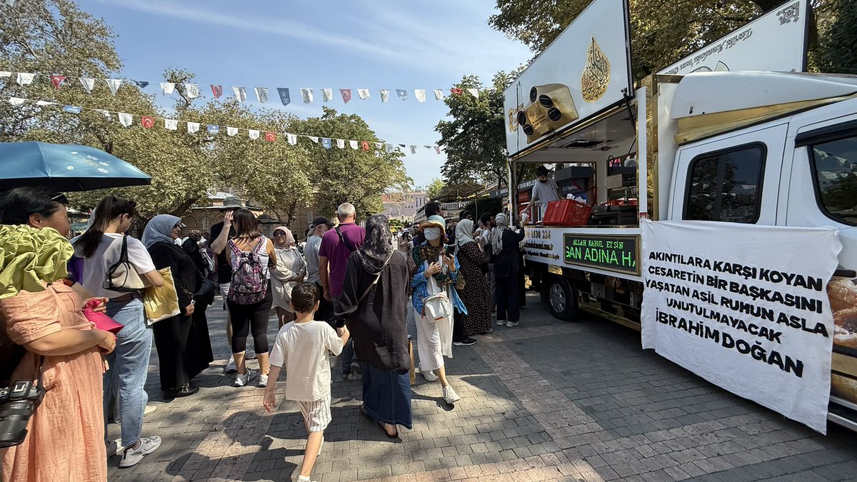 teksasorg's tweet photo. Biz nasıl unuturuz seni can bedenden çıkmayınca!

3 Eylül 2017’de bir çocuğun hayatını kurtarmak uğruna vefat eden tribünlerimizden Kahraman İbrahim Doğan’ı, vefatının yıl dönümünde Ulu Cami’de okuttuğumuz mevlit ve ardından gerçekleştirdiğimiz lokma ve aşure ikramıyla dualarla andık.