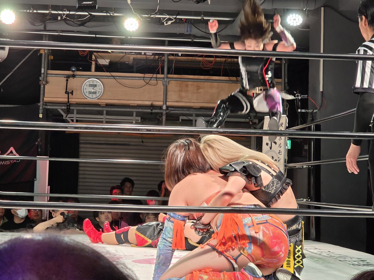 hidezii31's tweet photo. #ディアナ 川崎、ナナミ浦幌vsHIMIKO杏ちゃむ。ソフト今井レフェリング疑惑再び。試合終盤ソフトがナナミにまさかの絶妙なDDT。試合後怒ったナナミが試合では一切出さないキックをソフトにお見舞いし、あわや乱闘騒ぎに。ドジャーン。 https://t.co/O9mjEeXrHT