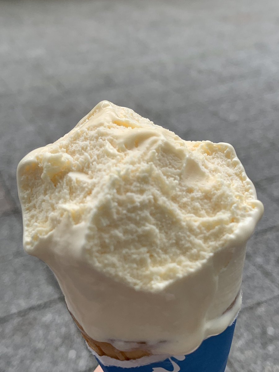 jimmy_9609's tweet photo. 近江屋洋菓子店の片隅にいつもあるソフトクリーム、昼過ぎに食べたのに残暑の気温の中全く溶ける気配すらなく永遠に美味い味を維持してた上にお値段驚きのワンコインだったので、神田神保町付近を散策する際のお供にはちょうど良いのかもしれない。あり得ない乳脂肪分濃度を一度は喰らうべき。 https://t.co/BBCC3BGisM