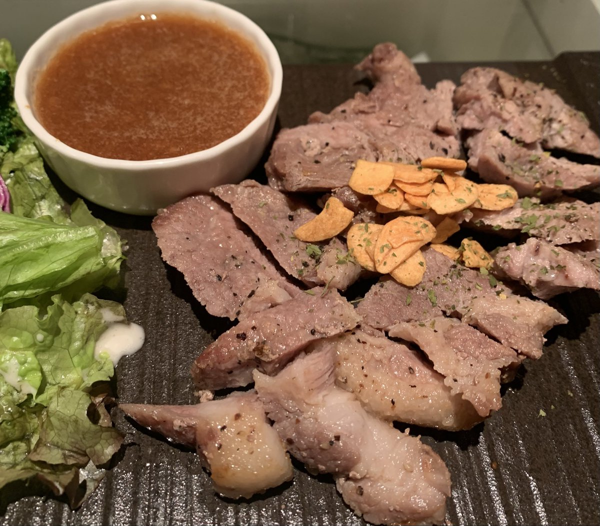 lolizard's tweet photo. 沖縄最後の夜ご飯
���ぐー豚の味噌漬けあぶり、ゴーヤライムサワー、ロブスターのウニソース、あぐー豚の肩ロースステーキ
沖縄らしい食事で旅行の〆る！ https://t.co/p2AnmEDUHG