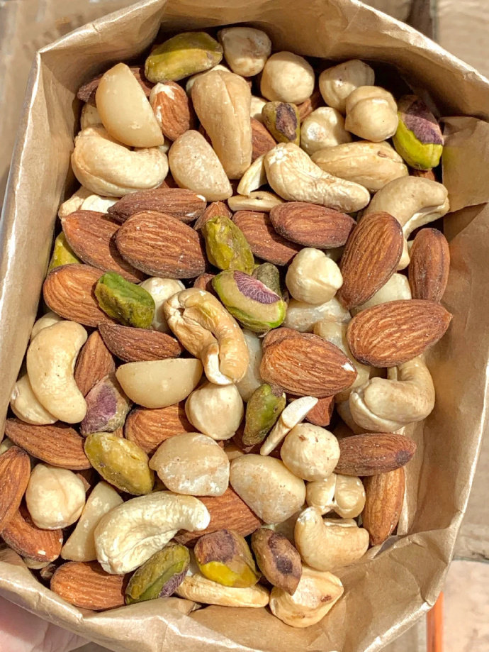 JeanHammrialnj's tweet photo. Just grabbed a bag of salted caramel nuts—crunchy, sweet, and perfect for sharing! Who wants a handful ， https://t.co/Kc3xDmotSe