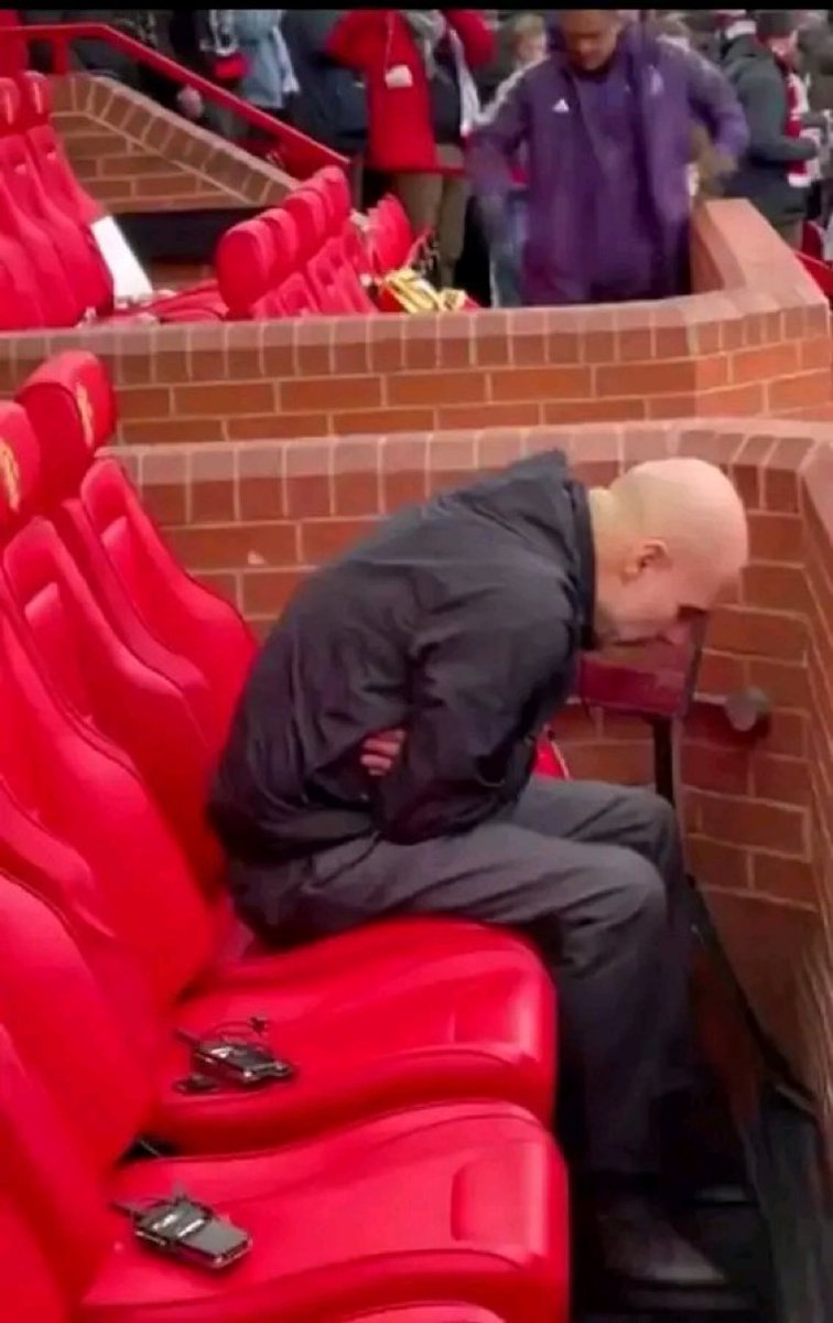 SimplyUtd's tweet photo. 📸 This was Pep Guardiola last time at Old Trafford 😂😂 https://t.co/XkXLysbHiA