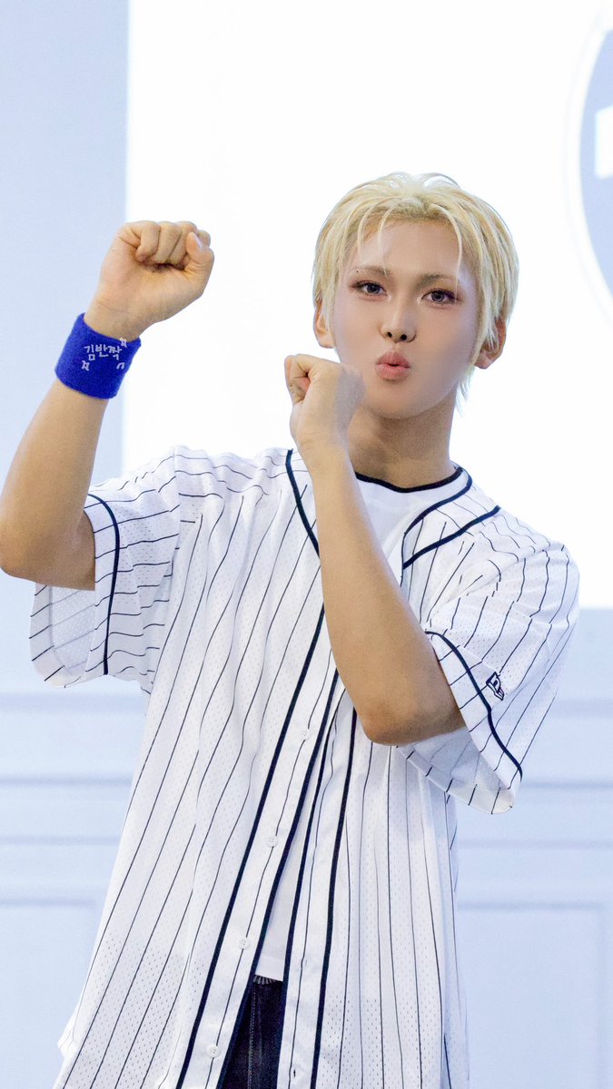 kimsparkle0726's tweet photo. 260913 라이징스타 야구부 단합대회

승리의 나팔🎺😚

#XLOV #엑스러브 #HYUN #현 #ヒョン https://t.co/aHAfuIfrtm