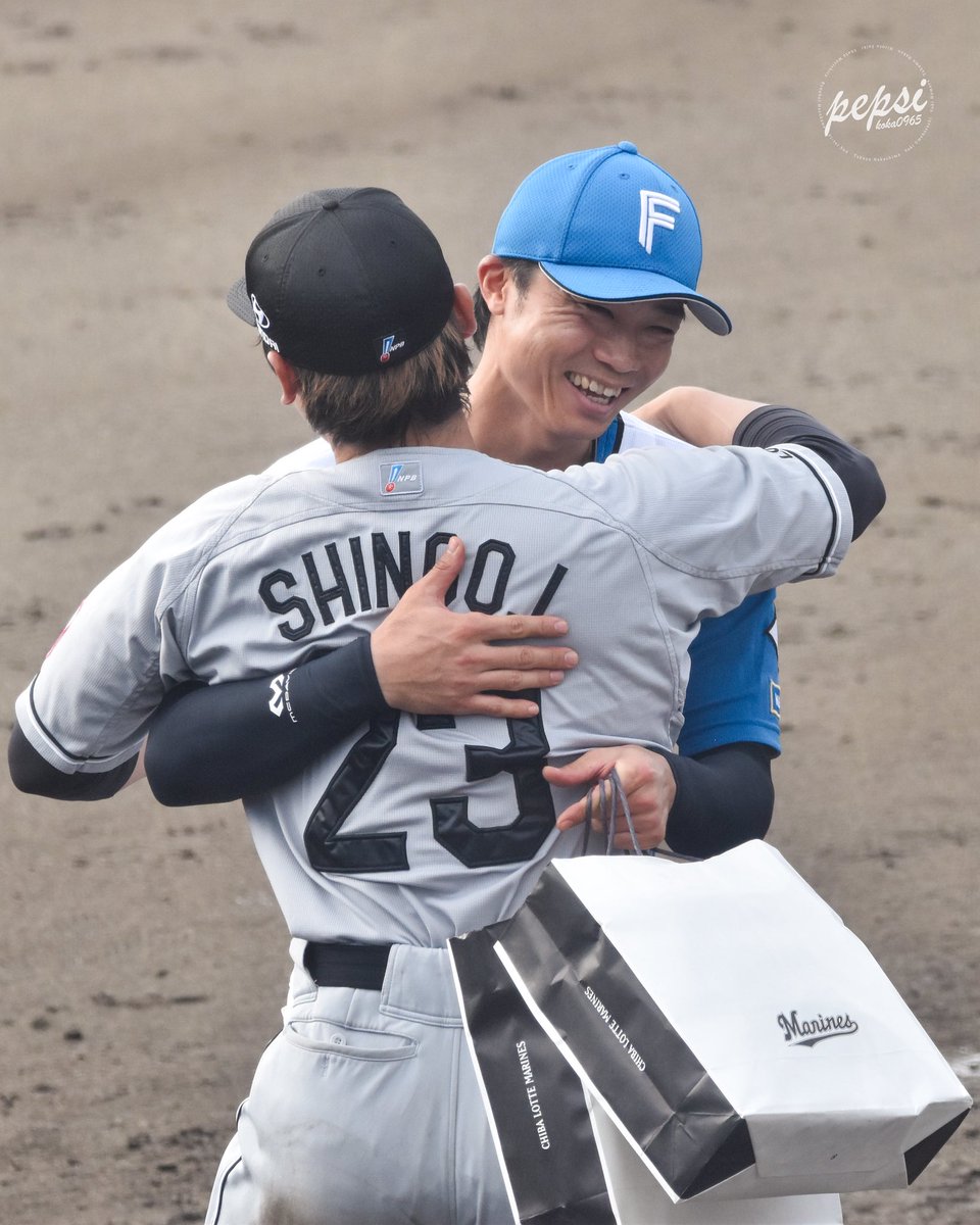Takucha_LOVERS9's tweet photo. 🪻2026.9.13 ファイターズ 鎌ケ谷スタジアム🪻

突然飛びつくからびっくりしてたよ😂🥹😭
慎吾ありがとう😭

#中島卓也 #石川慎吾
#愛してるよ中島卓也 https://t.co/XHY3eadqVb