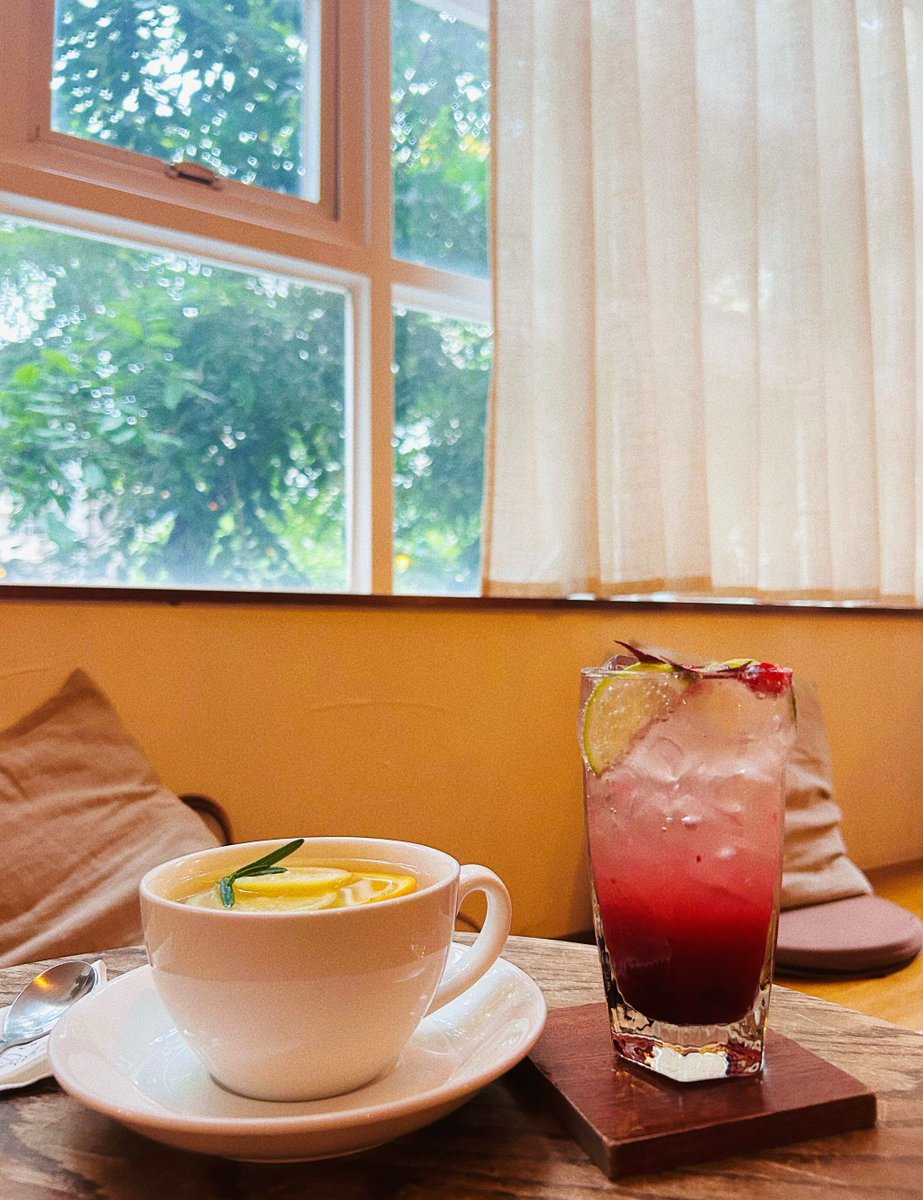 AnisaPiefe02's tweet photo. Just made warm oatmeal with fresh berries while the rain taps on the window—this slow Sunday vibe hits so different. https://t.co/Wc9E3jA6tm