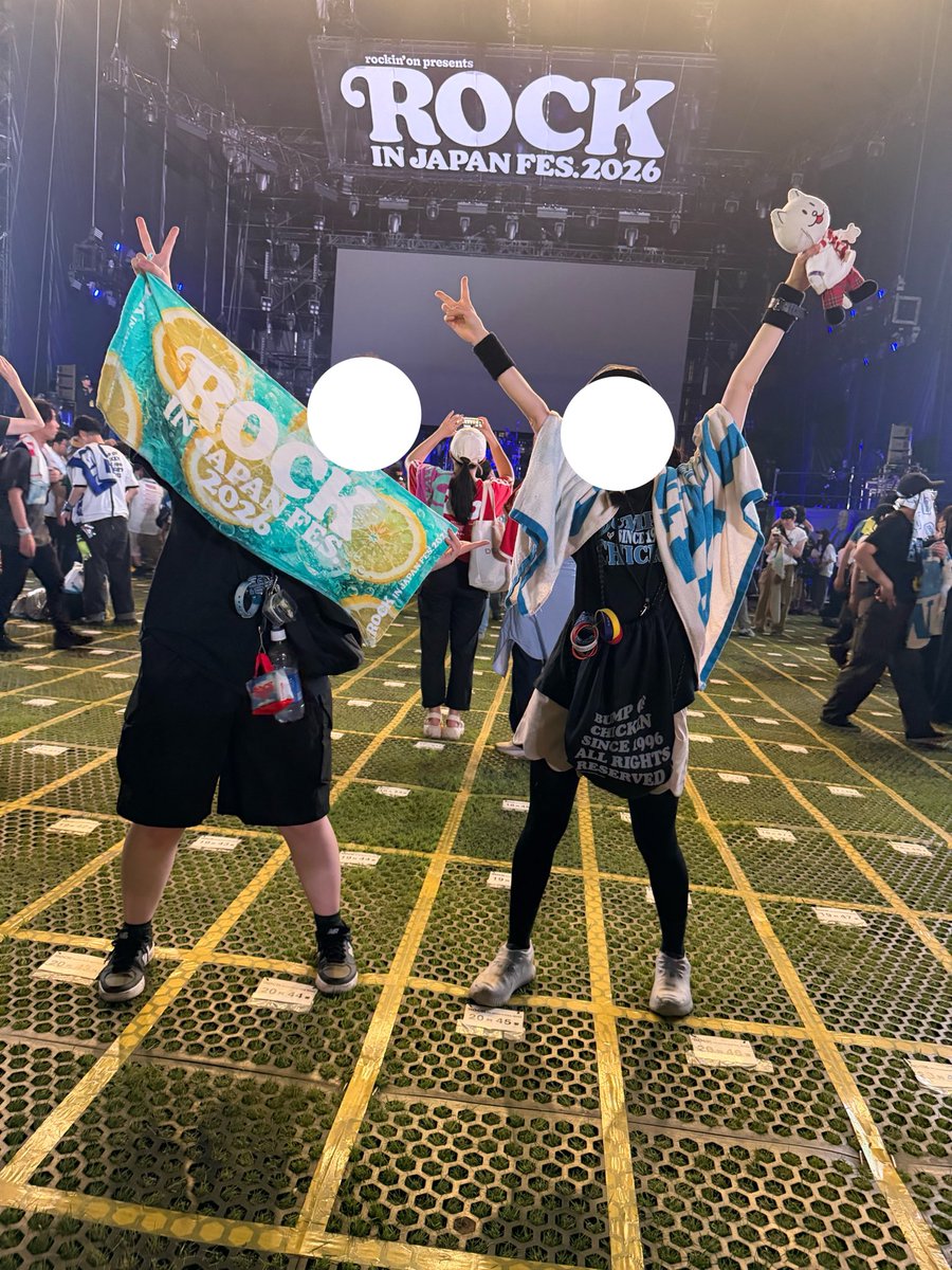 bumpsnoopy's tweet photo. 最前エリアほぼセンター😭
20列目だから油断してたら全然近い全部肉眼で見える

藤くんが歌詞にゃにゃにゃした後
に舌ペロしたのも、藤くんとヒロの肩パンも、チューニングでやり��しになったのも、全部目に刻んできたから今日はもう仏になれる(昇天)
夏フェス納め最高でしたありがとう https://t.co/PqrvDh7KLv