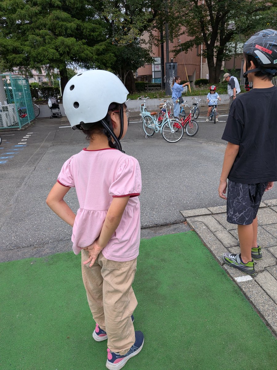 WaraNao's tweet photo. 娘と鹿沼児童交通公園で自転車の練習してきた。
シルバー人材のおじいさんたちがテキパキと自転車のサイズを測ったり誘導したり注意事項を発表していて、子供たちがハーイと応えた。

来て良かったなー。

#鹿沼児童交通公園 https://t.co/fuBvN63Tnw