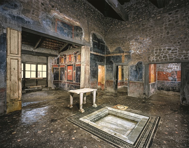 CasaLettori's tweet photo. Vista dell’atrio e del tablinum della domus di Marco Lucrezio Frontone a Pompei. Davanti alla fontana centrale è collocato un cartibulum, tavolo in marmo con piedi a zampa di leone

#LuoghiMagici a #CasaLettori https://t.co/uSVh9t8lcN