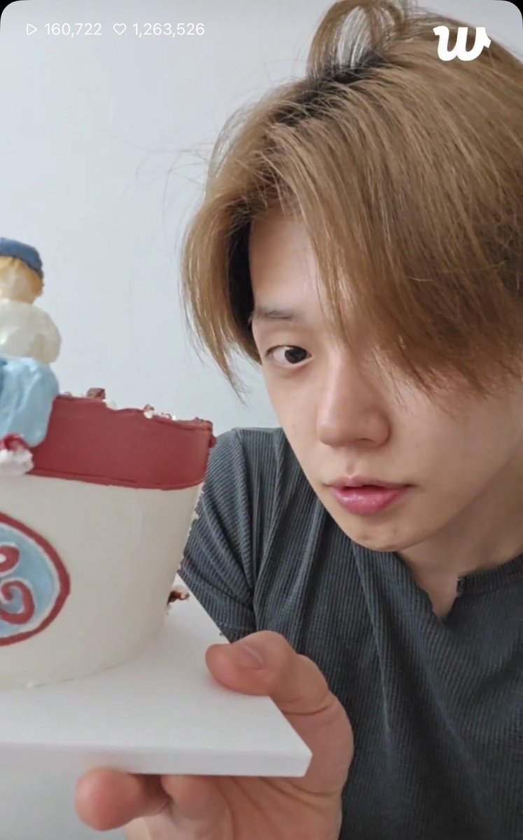 pfsxuu's tweet photo. ทีเร้กตอนนี้ทุกคนน่าจะได้พักอยู่กับครอบครัว ㅠㅠ ยอนจุนบอกในไลฟ์ด้วยตอนนี้อยู่บ้านคุณยาย (น่าจะเป็นวันเกิดในรอบหลายปีเลยมั้งที่ได้อยู่เกาหลี) ขอให้ได้พักกันเยอะๆน้าาา 💕🫳🏻🐱 https://t.co/u24pjV0N5N