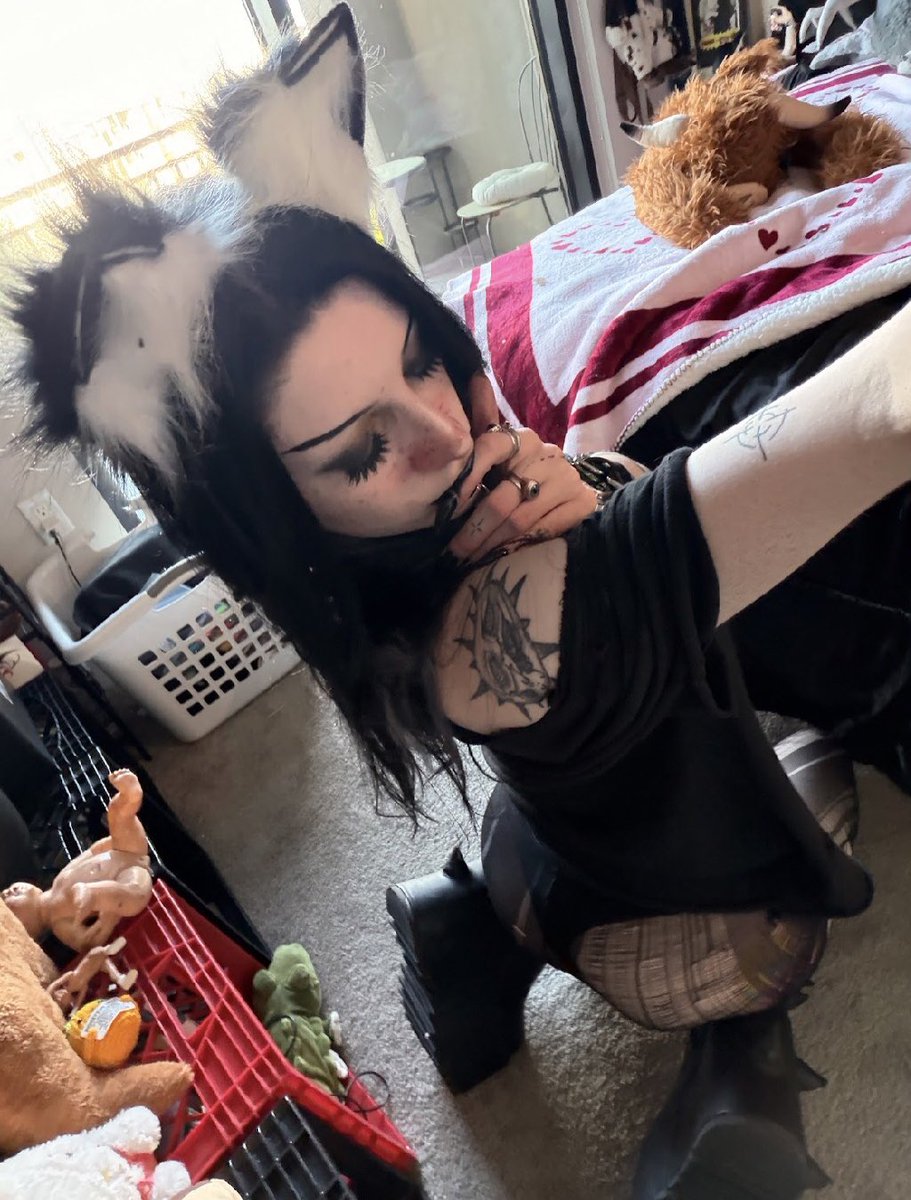 raygothicangel's tweet photo. Messy room, messy hair, messy intensions. https://t.co/xwKAM0fkmD