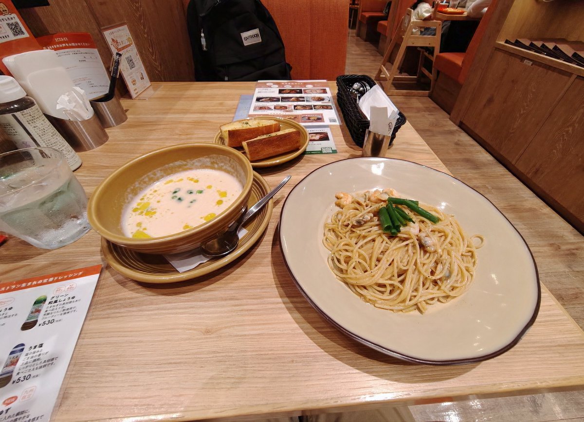 chaofan208's tweet photo. #ピエトロ　ランチです、あさりと海老のレギュラー(110g)ペペロンチーノとスープ&amp;ブレッドは北海道産コーンのポタージュとバゲット/ガーリックの組み合わせ、¥2068也、美味しい。 https://t.co/FGeiwP9tr8