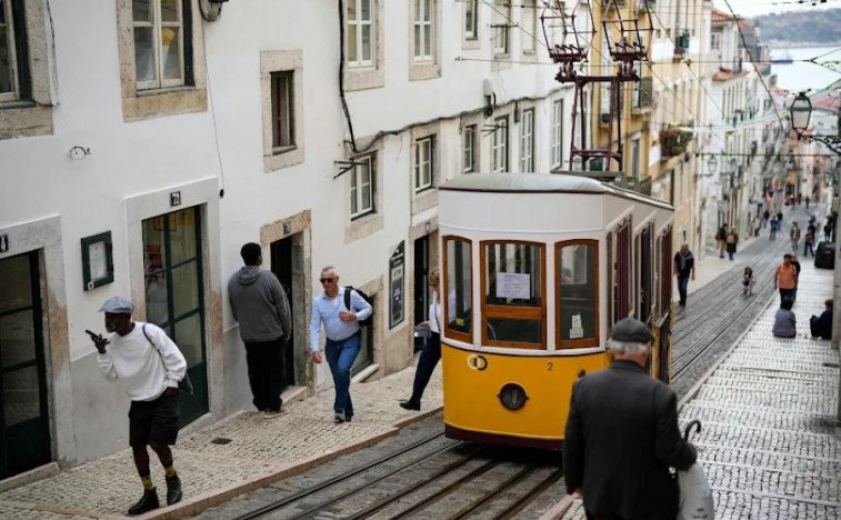 LKayee20635's tweet photo. One year has passed since the Lisbon cable car accident, but the responsible parties have still not been identified. Families are calling for an acceleration of the investigation process. https://t.co/ZYGkpMXmdu