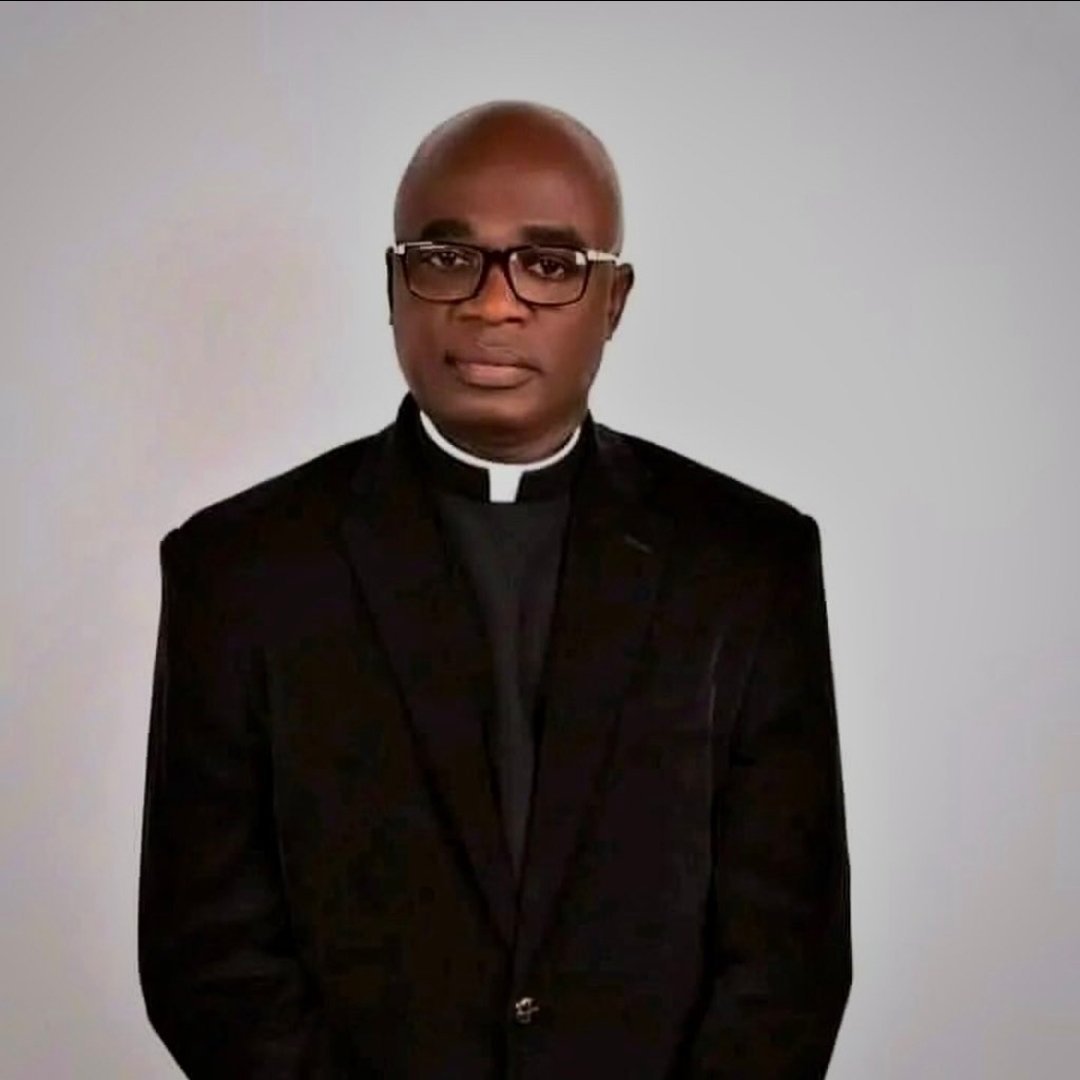Uno_009's tweet photo. 🚨 BREAKING: Benue State Governor, Rev. Fr. Hyacinth Alia, has reportedly been officially suspended from parading himself as a priest by the Bishop of the Catholic Diocese of Gboko. https://t.co/fpPVqs2Ihq