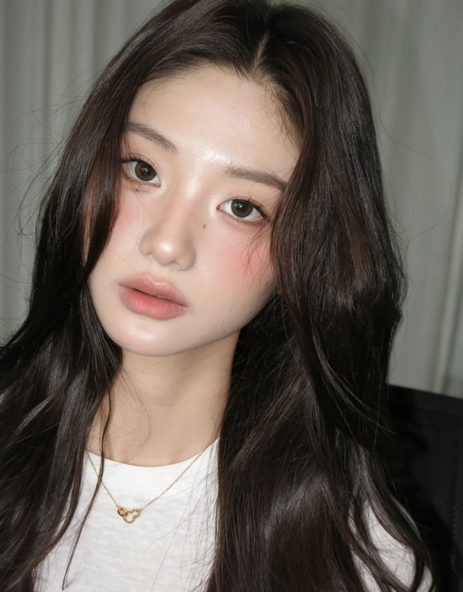 gn15__'s tweet photo. レベチに可愛い子、最近『盛らないのに盛れてる』のが共通点。マット肌×低彩度、黄み寄りの色物、カラコンはほぼ裸眼。髪は暗めのストレート。なのに、まつ毛だけは長めで目元だけ存在感出してる。このバランスが異常に可愛い...

垢抜けおすすめアイテム💖⬇️ https://t.co/IYFm0P1ZEu
