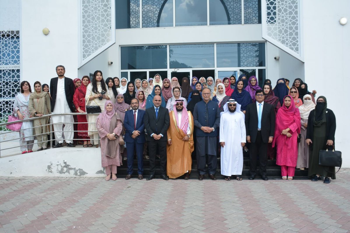 IIUIarabic's tweet photo. المؤتمر الوطني للسيرة النبوية للمرأة يبرز مكانة السيرة النبوية وإسهامات المرأة المسلمة في النهضة الإسلامية

انعقد المؤتمر الوطني للسيرة النبوية للمرأة 2026م في معهد نثار فاطمة للسيرة النبوية ودراسات المرأة بمدينة لاهور، تحت عنوان: "إسهام المرأة المسلمة في النهضة الإسلامية في ضوء سيرة الرسول صلى الله عليه وسلم "، بمشاركة نخبة من العلماء والأكاديميين والباحثين، لبحث إسهامات المرأة المسلمة في التنمية العلمية والفكرية والاجتماعية للأمة الإسلامية في ضوء السيرة النبوية.
وحضر المؤتمر ضيفا رئيسيا معالي البروفيسور أحسن إقبال، وزير التخطيط والتنمية والمبادرات الخاصة في الحكومة الفيدرالية ومؤسس المعهد، فيما شارك معالي رئيس الجامعة الإسلامية العالمية بإسلام آباد، البروفيسور الدكتور أحمد سعد الأحمد، ضيف شرف. وترأس المؤتمر الدكتور محمد ضياء الحق، رئيس جامعة نارووال، كما شار�� عدد من الشخصيات الأكاديمية، من بينهم الأستاذ محمد آصف، مدير التخطيط والتنمية، والدكتور علي خضران محمد العمري، رئيس قسم الشريعة بالجامعة الإسلامية العالمية بإسلام آباد.
وأكد معالي البروفيسور أحسن إقبال في كلمته أن السيرة النبوية تقدم هداية راسخة في بيان مكانة المرأة وحقوقها ودورها في المجتمع، مستشهدا بسير أمهات المؤمنين والصحابيات الجليلات، ولا سيما السيدة خديجة وعائشة و��اطمة رضي الله عنهن، وما قدمن من إسهامات علمية وفكرية واجتماعية وأخلاقية. وشدد على أهمية تعليم المرأة وبناء شخصيتها وتنمية قدراتها الفكرية، وربط الدراسات السيرية بقضايا العصر وتحدياته.
من جانبه، أكد معالي رئيس الجامعة الإسلامية العالمية بإسلام آباد، الأستاذ الدكتور أحمد سعد الأحمد، أن السيرة النبوية ستظل مصدرا متكاملا للهداية للأفراد والمجتمعات، ولا سيما في ظل التحولات الاجتماعية والتقنية المتسارعة التي تواجه الأجيال الجديدة. وأشار إلى أن رسالة نبينا محمد بوصفه رحمة للعالمين تجسد قيما راسخة، في مقدمتها الرحمة والتعاطف والعدل وخدمة الإنسان، مؤكدا ضرو��ة أن تظل هذه القيم محور التربية والتعليم.
وشدد معاليه على مسؤولية المؤسسات التعليمية في إعداد جيل قادر على الاستفادة من المعارف والتطورات التقنية الحديثة، مع المحافظة على صلته الراسخة بالتراث الإسلامي والقيم الأخلاقية والشعور بالمسؤولية تجاه المجتمع. كما أبرز الإرث العلمي والاجتماعي للمرأة المسلمة في مجالات العلم والتعليم والتجارة والرعاية الصحية وخدمة المجتمع، مستشهدا ب��ديجة وعائشة رضي الله عنهما نموذجا للعلم والحكمة والقوة والعطاء، مؤكدا أن هذه النماذج ينبغي أن تتحول إلى ممارسة واقعية في حياة الأجيال.
كما أشار معالي رئيس الجامعة إلى الدور الذي يضطلع به معهد نثار فاطمة للسيرة النبوية ودراسات المرأة، بوصفه إحدى الوحدات التابعة للجامعة الإسلامية العالمية بإسلام آباد، مؤكدا أن البحث العلمي والتعليم في مثل هذه المؤسسات يسهمان في تمكين المرأة المسلمة من مواجهة تحديات العصر بثقة، مع التمسك بالقيم الإسلامية. وأعرب عن أمله في مواصلة تطوير البرامج الأكاديمية للمعهد، بدعم من هيئة التعليم العالي الباكستانية (HEC)، في ضوء الخطوات المتخذة نحو استكمال تفعيله.
وأكد الدكتور محمد ضياء الحق، رئيس جامعة نارووال، أهمية الجمع بين التعليم وبناء الشخصية وترسيخ القيم الأخلاقية، مشيرا إلى أن التعليم الرصين والقيم السليمة يمثلان أساسا لبناء مجتمع يسوده السلام والتسامح والاعتدال.
وشهدت الجلسات العلمية للمؤتمر عددا من العروض والأبحاث قدمها كل من البروفيسورة الدكتورة شاهدة بروين، الرئيسة السابقة لكرسي السيرة النبوية التابع لهيئة التعليم العالي؛ والدكتورة عظمى زرين، الأستاذة المشاركة بجامعة البنجا�� في لاهور؛ والدكتورة مسفرة محفوظ، الأستاذة بقسم العلوم الإنسانية بجامعة كومسات، حرم لاهور؛ والبروفيسورة الدكتورة منزه حيات، مديرة معهد الدراسات الإسلامية بجامعة بهاء الدين زكريا في ملتان؛ والدكتورة عائشة قرۃ العين، من كلية الدراسات الإسلامية بالجامعة الإسلامية العالمية بإسلام آباد.
وتناولت الأوراق العلمية إسهامات المرأة المسلمة في العلم والمجتمع، والدراسات السيرية، والقيادة، والتضحية، ودورها في مسيرة النهضة الإسلامية، مؤكدة أهمية استلهام السيرة النبوية بوصفها مصدرا حيا للهداية في معالجة قضايا الإنسان والمجتمع.
واختتم المؤتمر بجملة من التوصيات ا��تي قدمها  الدكتور محمد ضياء الحق، ركزت على تعزيز الدراسات السيرية، ودعم دور المرأة في القيادة وخدمة المجتمع، والإسهام في تحقيق التنمية الاجتماعية الإيجابية. وقدم الأستاذ محمد آصف كلمة الشكر والتقدير، فيما أدارت الدكتورة مسفرة محفوظ أعمال المؤتمر.
