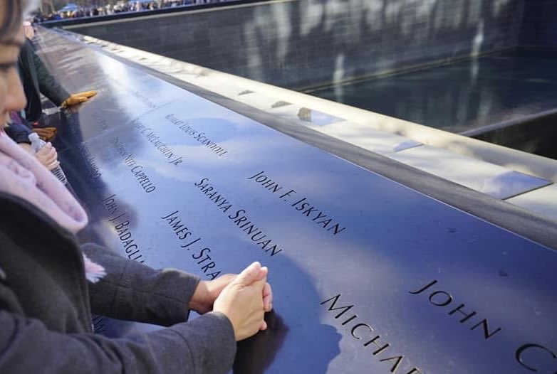 Kwang4Siwan's tweet photo. นั่นสิมันสะเทือนใจมากนะ ตอนไป NYC จองโรงแรมตรงข้ามตึก world trade center แต่ไม่คิดว่าเปิดม่านห้องจะมองเห็นวิวนี้ รูปที่ถ่ายมาเอง นี่คือหลุมกลางเมืองที่ว่า พอข้ามถนนไปอนุสรณ์ รอบหลุมจะมีชื่อผู้สูญเสียสลักอยู่รอบบ่อ และใช่ค่ะ เจอชื่อคนไทยโดยบังเอญ เรายังน้ำตาไหลเลย อยากมีตึกทับทำไม https://t.co/a8KJXg8S5n