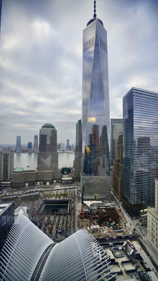 Kwang4Siwan's tweet photo. นั่นสิมันสะเทือนใจมากนะ ตอนไป NYC จองโรงแรมตรงข้ามตึก world trade center แต่ไม่คิดว่าเปิดม่านห้องจะมองเห็นวิวนี้ รูปที่ถ่ายมาเอง นี่คือหลุมกลางเมืองที่ว่า พอข้ามถนนไปอนุสรณ์ รอบหลุมจะมีชื่อผู้สูญเสียสลักอยู่รอบบ่อ และใช่ค่ะ เจอชื่อคนไทยโดยบังเอญ เรายังน้ำตาไหลเลย อยากมีตึกทับทำไม https://t.co/a8KJXg8S5n