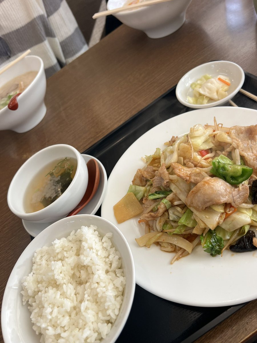 junjun_boss's tweet photo. やっとやっと終わりました👌

とにかく先週の月曜日に出勤して、今日やっと帰宅出来ます😀

この一週間で一体何時間寝たのだろう…😴

そうメンバーと話をしながら、頑張ったご褒美に仕事終わってからラーメン🍜

うちのチビッコギャング君も今月から彼女と同棲を始めましたが、なかなか一緒にいる時間がない生活で…

寂しい思いさせてごめんなさい🙇

帰宅する前に自分へのご褒美💫

俺が一番好きなお店で、ゆっくりとソフトクリームタイム🍦

今週は大好きな映画🎬はお休みして、ゆっくりしながら、ゆっくり睡眠したいと思います💤

でも、

明日から昼夜の仕事に…💦

58歳！

頑張ります💪