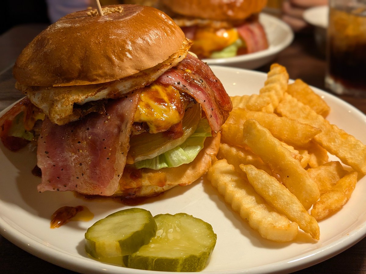 sorahare0529's tweet photo. ここの佐世保バーガー最強クラスに美味い！！！！
ドーパミン溢れるベーコンをパティと目玉焼きがしっかりキャッチしつつ、やんちゃなそれらの具材を濃いソースが丁寧にまとめていて、がっつり系バーガーとしてのトータルバランスが良すぎる。 https://t.co/wcf44Vd0dl