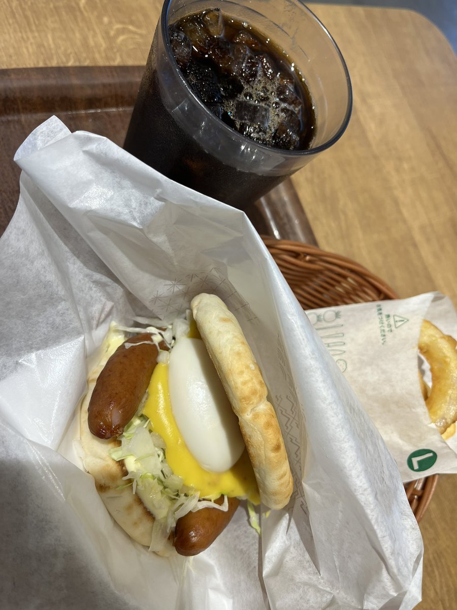 ta_tata_kun's tweet photo. 本日18時からの『はんぐあうと-9月前半-（再）』は

・秋といえば
・カバー『らいおんハート』
・月見〇〇
の3本立て！

ということで、一押しの「月見フォカッチャ〜黄金チーズソース」食ったぜー👍

・ピザ
・バーガー
・フォカッチャ
次は何？🤔

リスラジでチェックしてね
https://t.co/FBUenJVW7m https://t.co/y1UHYjYK6N