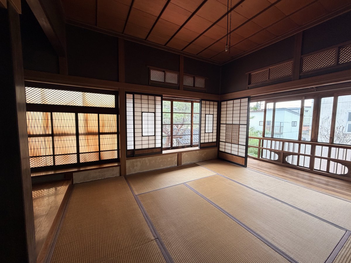 nanch_7352's tweet photo. 矢崎商店見学した！
ファサードの感じで朝香宮邸を想像して行ったら全然違ってすごかった https://t.co/bvVzOMmPb2