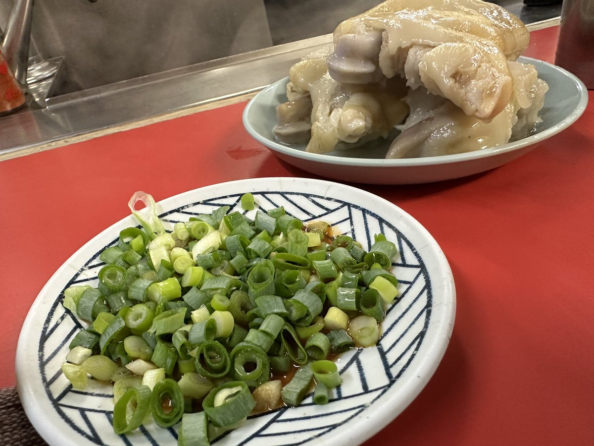 katayabya's tweet photo. お酒と豚足　タレとネギが美味い https://t.co/xDMSNIhrt0