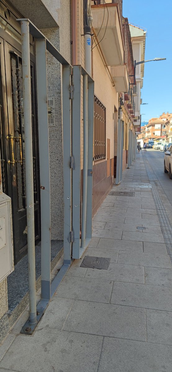 Madrid_ZonaSur's tweet photo. La calle de la Arena de #Fuenlabrada, no nos engañemos, el @AytoFuenlabrada la preparó exclusivamente para los encierros taurinos y para que disfruten gratis, a la salud de los fuenlabreños las mal llamadas PEÑAS CULTURALES TAURINAS. 

Las aceras para las personas son ridículas. https://t.co/G4ERAjLxif