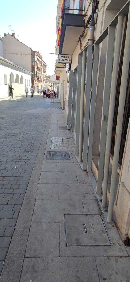 Madrid_ZonaSur's tweet photo. La calle de la Arena de #Fuenlabrada, no nos engañemos, el @AytoFuenlabrada la preparó exclusivamente para los encierros taurinos y para que disfruten gratis, a la salud de los fuenlabreños las mal llamadas PEÑAS CULTURALES TAURINAS. 

Las aceras para las personas son ridículas. https://t.co/G4ERAjLxif