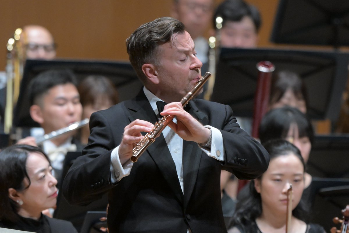 ac_orchestra's tweet photo. 📅9/13(日)
第101回定期演奏会

ソリストアンコール

ドビュッシー/シランクス
(フルート:ステファン・ラグナー・ホスクルドソン）

オーケストラアンコール
ドビュッシー/月の光
(フルート:ステファン・ラグナー・ホスクルドソン&世良法之)

本日はご来場誠にありがとうございました！

感想や応援コメントはハッシュタグ（#）#ACO101 をつけて是非投稿をお願いします！

#ACO #愛知室内 #愛知室内オーケストラ #ACO101 #バーバラ・ドラガン #ホスクルドソン #展覧会の絵 #魔法使いの弟子 #日本初演