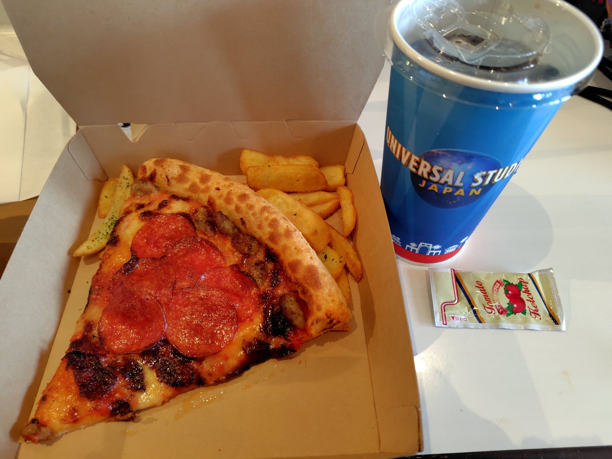 hisa_hamu's tweet photo. #USJファン
#ルイズ
今日のランチはペパロニピザ��ットを頂きました😊
とても美味しかったです😊 https://t.co/kk6AVmnKMV