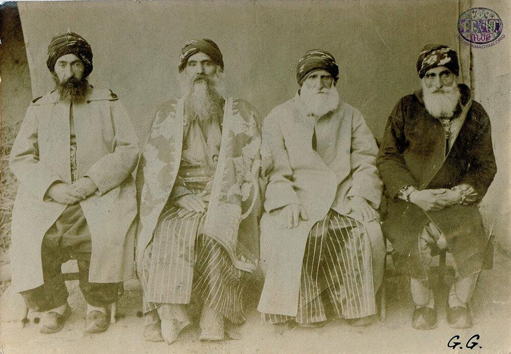 VartanHalis's tweet photo. Talat Paşa’ya Karşı Hızır’ın Yemini: Dersim Ermenileri Teslim Etmedi

''Nişan Akkaşyan şunları anlatıyor:

Hozat mutasarrıfı, İbrahim Ağa’ya (İdare) resmî bir yazı gönderir ve Dersim Kürtleri arasında saklanan 10 bin Ermeni’nin hükümete teslim edilmesini ister.

Bunun üzerine Kormışka’da bir toplantı düzenlenir. Bu toplantıya Xardişar’dan Küçük Ağa, Kalecik’ten Sedxan Ağa, Amutka’dan İdare, Kormışka’dan —ev sahibi olarak— Beko Ağa katılır. Osmanlı Türkçesini ve okuma yazmayı iyi bildiği için Nişan Akkaşyan da Kangırozlu Seyid Ağa tarafından toplantıya gönderilmiştir.

Seyid Ağa, Koçuşaklı olmasına rağmen kararsız ve ikircikli bir tavır içindedir. Hükümetle devamlı ilişkileri olduğundan, hatırını düşürmemek için iki üç kişiyi daha önce teslim etmiştir.

Hükümet tarafından gönderilen yazının muhtevası şöyledir:

“Saygıdeğer Seyid Ağa ve Aşiret Reisleri;...Niçin kurşundan ya da nikelden yapılmış haça inanır ve yanınızda bulunan 10 bin Ermeniyi hükümete teslim etmekten kaçınırsınız? Biz ve siz aynı dine mensup olarak dostluk ve kardeşlik içinde hareket etmeliyiz...”

Yazıyı getiren jandarmaları ağırladıktan sonra kendilerine ayrılan odada gidip dinlenmelerini önerirler. Mevcut olanlardan başka Kangırozlu Seyid ve Cafer ağalar, Ağzunikli Mahmut Ağa, Pulco ve Mılla Dayı da gelir.

Nişan Akkaşyan’a şu cevabı yazdırırlar:

“Saygıdeğer Efendi,Yüce makamınızın bildirimini okuyarak öğrenmiş olduk ki, bizden içimizde bulunan Ermenilerin bütünüyle teslim edilmesini istiyorsunuz. Yüce makamınızın emri başımızın üstüne. Fakat yüce makamınıza malum olsun ki, bizim içimizde maalesef iki ihtiyar dışında Ermeni yoktur. Biri nalbant, öteki semerci olarak bize çok gerekli olduklarından onları saklamaktayız. Eğer duysak ki dünya üzerinde başka hiç Ermeni kalmamış, onları da biz öldürür ve bitiririz.Sadık kullarınız,
(imzalar)”

Bu cevap üzerinden bir hafta geçmeden Hozat mutasarrıfı, bir düzine jandarma eşliğinde daha sert bir yazılı ültimatom gönderir İdare’ye. Yazıyı yine Nişan Akkaşyan okur.

Yine Kormışka’da, Beko’nun evinde toplanırlar. Bu defa öncekinden daha fazla sayıda aşiret reisi ve önde gelenler mevcuttur. Uzun uzun görüşür, tartışır, fikir alışverişi yaparlar.

İdare, birkaç ihtiyar ve kocakarı gönderip “olanı budur” diye tavır sürdürme eğilimindedir. Onun bu görüşünü açıklaması üzerine hepsi susar. Yüzleri donuklaşmış ve soran gözlerle ev sahibi Beko’ya dönerler, onun fikrini duymak için.
Beko şöyle konuşur:

“Benim yanımda erkek ve kadın toplam 24 Ermeni var. Ben onların saçının bir telini de teslim etmem.”

Ve sözünü İdare’ye yönelterek sürdürür:

“İbrahim Ağa, sen ki Türk hükümeti tarafından hapsedilmiş ve Diyarbakır zindanından kaçmış adamsın; hükümet seni ele geçirse bedeninden geriye bırakacağı en büyük parça kulağın olur. Ben ise Kmeli’deki toprak meselesiyle ilgili sık sık hükümet kapılarındayım. Ben ki korkmuyorum, sen neden korkarsın?..”

Bu sözün üzerine Beko’nun kardeşi Mehmet, elindeki değneği havaya kaldırıp misafirlerin içinde dikilir ve şu çağrıyı yapar:

“Kardeşimin sözleriyle hemfikir olan, bu değneği öperek Ermenileri teslim etmemeye yemin etsin. Bu Hazreti Hızır’ın değneğidir. Hızır’ı seven öpsün!..”

Bu çağrı üzerine bütün ağalar ayağa kalkar ve huşu içinde değneği öperek bir tek Ermeni bile teslim etmemek üzere yemin ederler.

Böylece ikinci defa kesin bir ret cevabı yazarak jandarmalara verir ve gönderirler. Bu yeminli kararlılığın haberi çabucak bütün Dersim’e yayılır. Ondan sonra hiç kimse büyük ağaların yeminine karşı bir iş yapmaya cesaret edemez ve bir daha Ermeni teslim edilmez Türklere.''

Kaynak: Hovsep Hayreni, Yukarı Fırat Ermenileri 1915 ve Dersim

Fotoğraf: 20. yy başı Dersim'in aşiret önderleri (Kaynak: Houshamadyan)