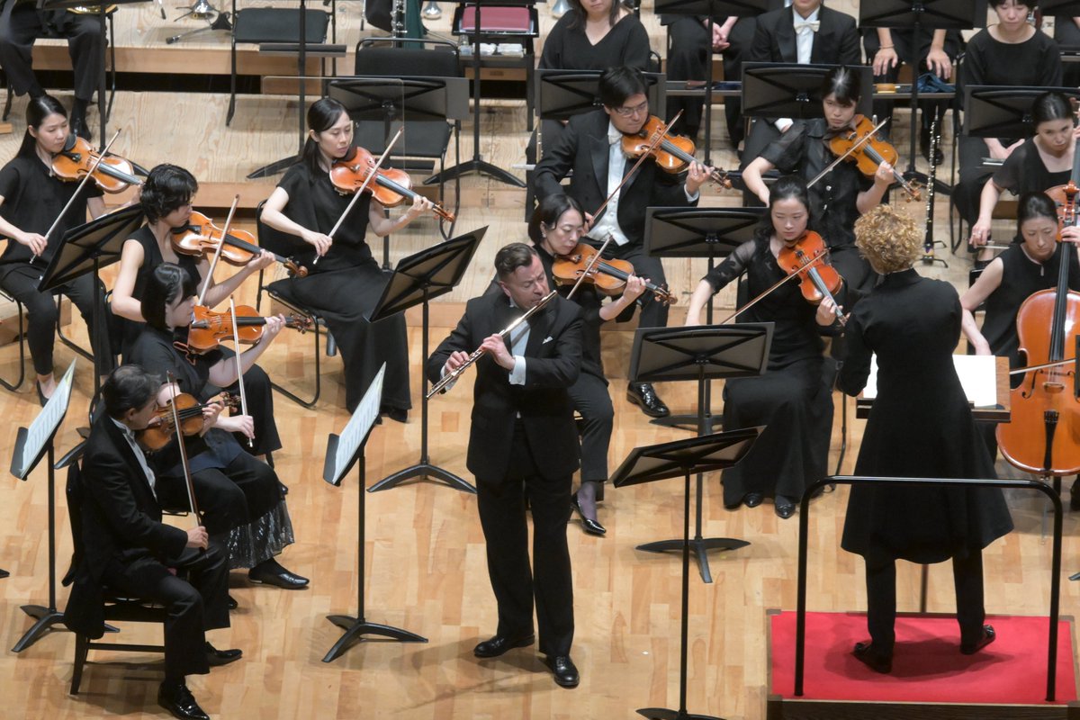 ac_orchestra's tweet photo. 📅9/13(日)
第101回定期演奏会

ソリストアンコール

ドビュッシー/シランクス
(フルート:ステファン・ラグナー・ホスクルドソン）

オーケストラアンコール
ドビュッシー/月の光
(フルート:ステファン・ラグナー・ホスクルドソン&世良法之)

本日はご来場誠にありがとうございました！

感想や応援コメントはハッシュタグ（#）#ACO101 をつけて是非投稿をお願いします！

#ACO #愛知室内 #愛知室内オーケストラ #ACO101 #バーバラ・ドラガン #ホスクルドソン #展覧会の絵 #魔法使いの弟子 #日本初演