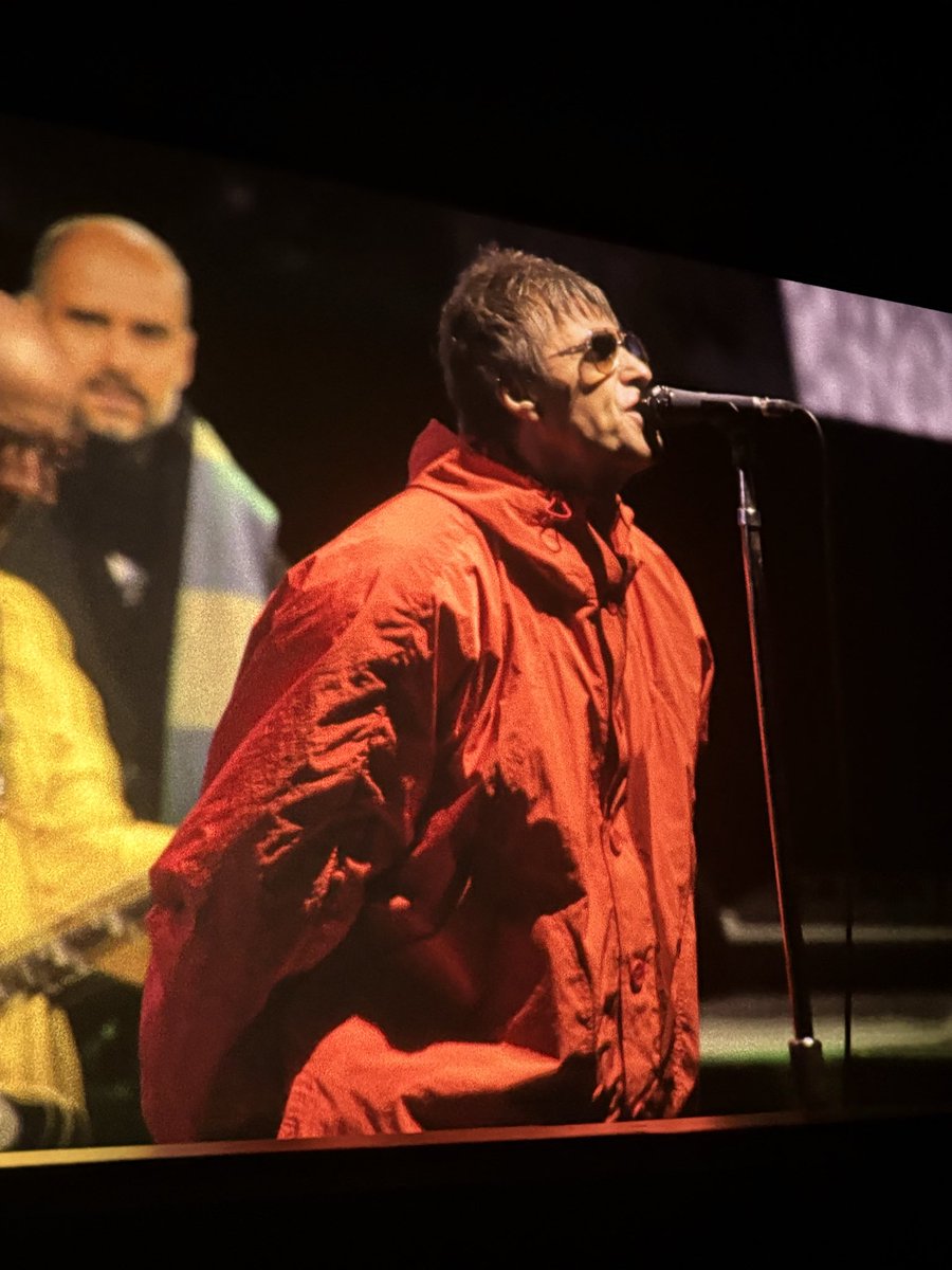 anaflahissa's tweet photo. Saí chorando horrores do documentário do @oasis no cinema kkkkk revivendo o show e com um balde de pipoca de wyvern lindo pq sim kkk https://t.co/PEmRcuSy9i
