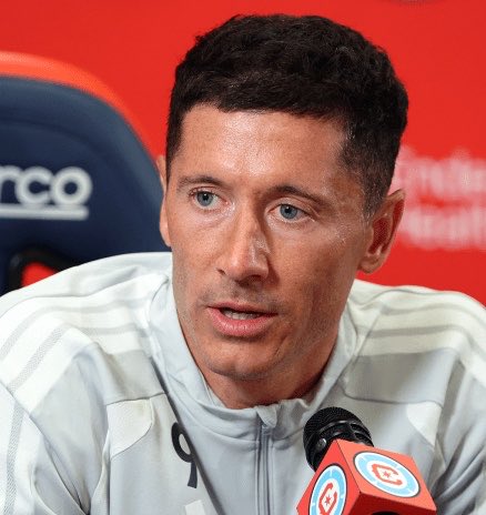 FullTime90X's tweet photo. 🚨🇵🇱 Robert Lewandowski:

🗣️ “I miss Barcelona every single day. Since the day I left Barça, it feels like there is a void in my heart that no happiness in the world can fill. 💔

🗣️ “This is a completely unique feeling. I never felt this way when I left Dortmund for Bayern or Bayern for Barcelona.

🗣️ “Barcelona was truly special to me. I can’t describe in words how much I love that club.” 🔵🔴❤️