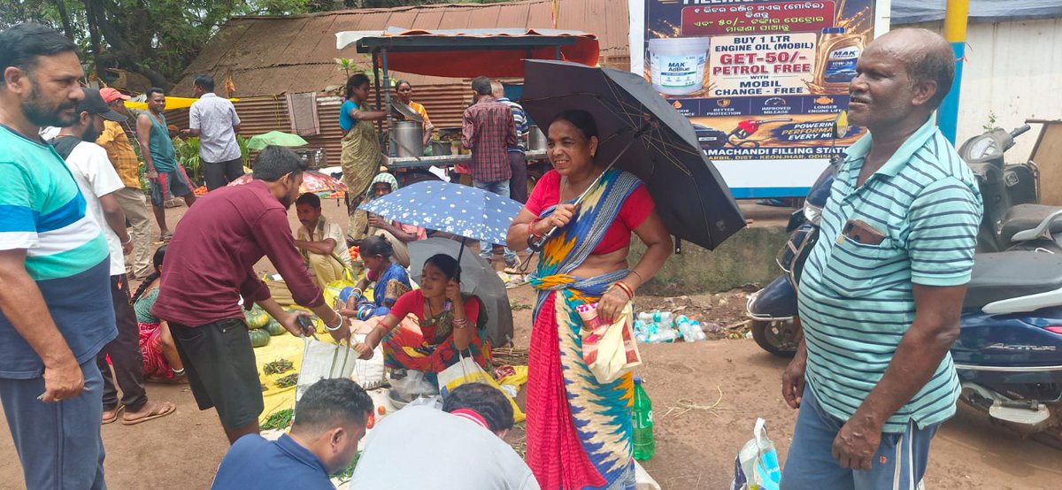 BarbilCS's tweet photo. ବଡ଼ବିଲ କାଳୀ ମନ୍ଦିର ପରିସରରେ ମୂର୍ତ୍ତୀ ନିର୍ମାଣ ସ୍ଥଳକୁ ଯିବା–ଆସିବା ରାସ୍ତା ରବିବାର ହାଟ ପାଇଁ ଭିଡ଼ ରହିଛି l ବିଭିନ୍ନ ପୂଜା ମଣ୍ଡପକୁ ମୂର୍ତ୍ତୀ ପହଞ୍ଚାଇବା ସମ୍ଭବ ହେଉନାହିଁ l
ସ୍ଥାନୀୟ ପ୍ରଶାସନ @barbil_ps କୁ ଅନୁରୋଧ, ସନ୍ଧ୍ୟା ୫ଟା ସମୟରେ ଏହି ରାସ୍ତାକୁ ଖାଲି କରାଯାଇ ମୂର୍ତ୍ତୀ ନେବାକୁ ସୁବିଧା ଦିଆଯାଉ । @spkeonjhar https://t.co/qnMtBqxFEU