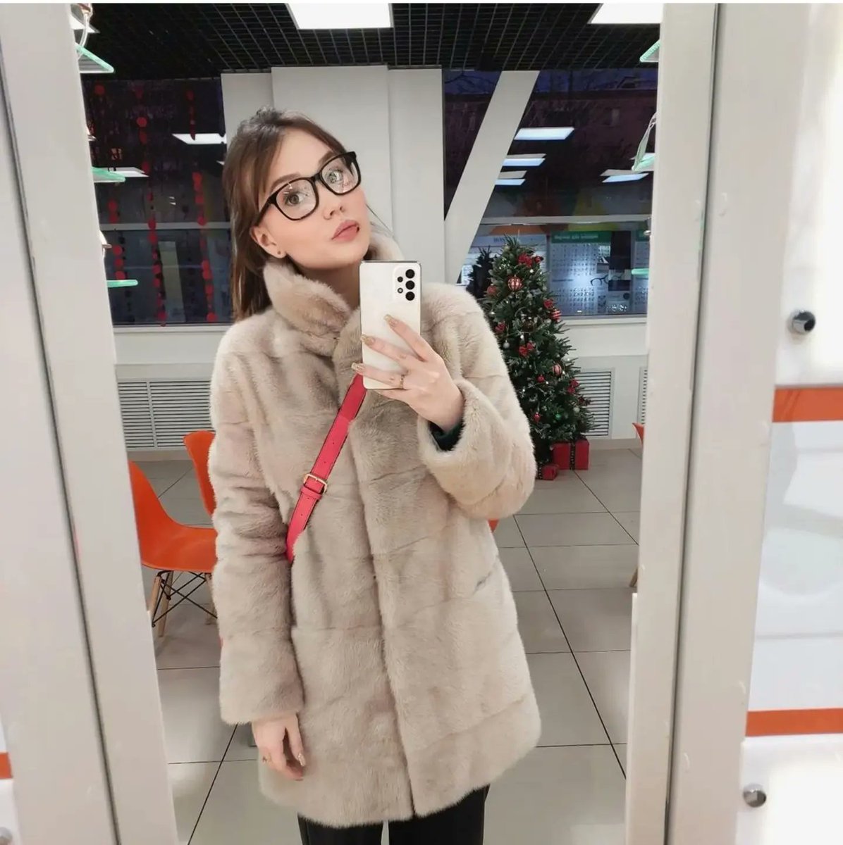 Hatakuyos's tweet photo. Очаровательная @_insta__diva в милой норковой шубе😍😍😍😍😍😍😍😍😍 https://t.co/a5VTj9OF3z