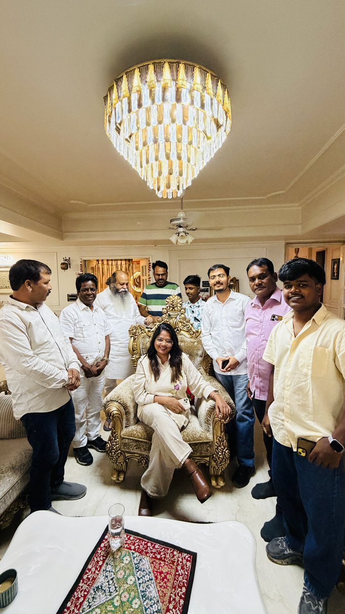 DrRohinighavari's tweet photo. मुझे “राजमाता“ की उपाधि देने वाले सभी विरोधियों का शुक्रिया वाल्मीकि समाज की बेटी देश की बेटी बन गई पेट में दर्द होना लाज़मी है !! 

इनके नेता की पहचान दलितों के नेता ही बनी रह गई कभी सर्व समाज ने नहीं स्वीकारा तो मुझसे जलन होना स्वाभाविक है !! 

मुझे वापस आए सिर्फ 2 दिन ही हुए और इनका रीना शुरू हो गया अब देखो मेहनत मेरी !! 

करनी सेना के राष्ट्रीय अध्यक्ष @amu_pal जी ने अपनी कुर्सी पर मुझे ��ैठा कर सम्मान दिया !! 

#India #politics