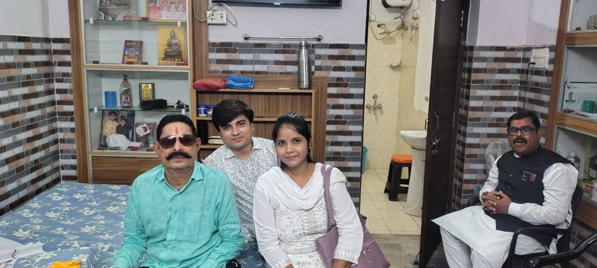 karankashyap90's tweet photo. सातवें वेतनमान की मांग को लेकर मोकामा विधायक को सौंपा गया ज्ञापन

बिहार राज्य विद्यालय अध्यापक संघ की ओर से शिक्षकों को सातवें वेतनमान का लाभ दिलाने की मांग को लेकर लगातार जनप्रतिनिधियों के समक्ष ज्ञापन सौंपने का अभियान जारी है।

इसी क्रम में आज संघ की प्रदेश सचिव शिखा श्रीवास्तव जी ने मोकामा विधानसभा क्षेत्र के माननीय विधायक श्री अनंत कुमार सिंह जी (उर्फ छोटे सरकार) से मुलाकात कर शिक्षकों को सातवें वेतनमान का लाभ प्रदान किए जाने की मांग को लेकर ज्ञापन सौंपा।

ज्ञापन के माध्यम से माननीय विधायक जी से आग्रह किया गया कि वे शिक्षकों की इस महत्वपूर्ण मांग को माननीय मुख्यमंत्री जी एवं माननीय शिक्षा मंत्री जी के समक्ष प्रभावी ढंग से रखें, ताकि राज्य के शिक्षकों को उनका उचित वेतनमान मिल सके।

सातवां वेतनमान कोई व्यक्तिगत मांग नहीं, बल्कि शिक्षकों के सम्मान, अधिकार और भविष्य से जुड़ा विषय है।

बिहार राज्य विद्यालय अध्यापक संघ शिक्षकों के इस अधिकार की मांग को लोकतांत्रिक एवं संवैधानिक तरीके से मजबूती के साथ आगे बढ़ाता रहेगा।