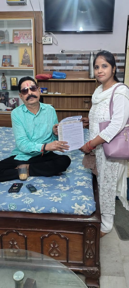karankashyap90's tweet photo. सातवें वेतनमान की मांग को लेकर मोकामा विधायक को सौंपा गया ज्ञापन

बिहार राज्य विद्यालय अध्यापक संघ की ओर से शिक्षकों को सातवें वेतनमान का लाभ दिलाने की मांग को लेकर लगातार जनप्रतिनिधियों के समक्ष ज्ञापन सौंपने का अभियान जारी है।

इसी क्रम में आज संघ की प्रदेश सचिव शिखा श्रीवास्तव जी ने मोकामा विधानसभा क्षेत्र के माननीय विधायक श्री अनंत कुमार सिंह जी (उर्फ छोटे सरकार) से मुलाकात कर शिक्षकों को सातवें वेतनमान का लाभ प्रदान किए जाने की मांग को लेकर ज्ञापन सौंपा।

ज्ञापन के माध्यम से माननीय विधायक जी से आग्रह किया गया कि वे शिक्षकों की इस महत्वपूर्ण मांग को माननीय मुख्यमंत्री जी एवं माननीय शिक्षा मंत्री जी के समक्ष प्रभावी ढंग से रखें, ताकि राज्य के शिक्षकों को उनका उचित वेतनमान मिल सके।

सातवां वेतनमान कोई व्यक्तिगत मांग नहीं, बल्कि शिक्षकों के सम्मान, अधिकार और भविष्य से जुड़ा विषय है।

बिहार राज्य विद्यालय अध्यापक संघ शिक्षकों के इस अधिकार की मांग को लोकतांत्रिक एवं संवैधानिक तरीके से मजबूती के साथ आगे बढ़ाता रहेगा।