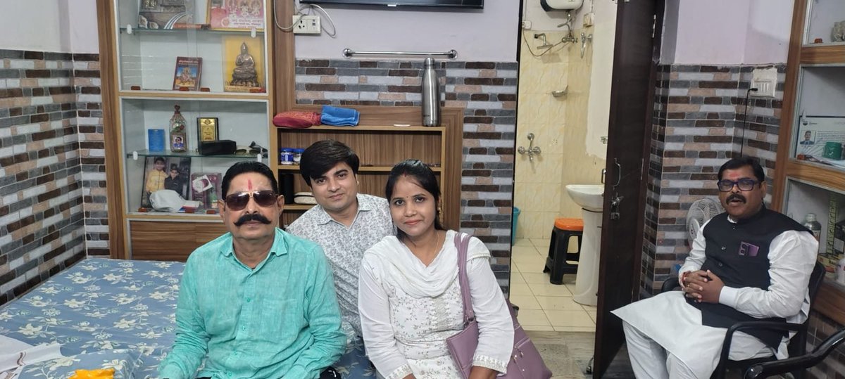 karankashyap90's tweet photo. सातवें वेतनमान की मांग को लेकर मोकामा विधायक को सौंपा गया ज्ञापन

बिहार राज्य विद्यालय अध्यापक संघ की ओर से शिक्षकों को सातवें वेतनमान का लाभ दिलाने की मांग को लेकर लगातार जनप्रतिनिधियों के समक्ष ज्ञापन सौंपने का अभियान जारी है।

इसी क्रम में आज संघ की प्रदेश सचिव शिखा श्रीवास्तव जी ने मोकामा विधानसभा क्षेत्र के माननीय विधायक श्री अनंत कुमार सिंह जी (उर्फ छोटे सरकार) से मुलाकात कर शिक्षकों को सातवें वेतनमान का लाभ प्रदान किए जाने की मांग को लेकर ज्ञापन सौंपा।

ज्ञापन के माध्यम से माननीय विधायक जी से आग्रह किया गया कि वे शिक्षकों की इस महत्वपूर्ण मांग को माननीय मुख्यमंत्री जी एवं माननीय शिक्षा मंत्री जी के समक्ष प्रभावी ढंग से रखें, ताकि राज्य के शिक्षकों को उनका उचित वेतनमान मिल सके।

सातवां वेतनमान कोई व्यक्तिगत मांग नहीं, बल्कि शिक्षकों के सम्मान, अधिकार और भविष्य से जुड़ा विषय है।

बिहार राज्य विद्यालय अध्यापक संघ शिक्षकों के इस अधिकार की मांग को लोकतांत्रिक एवं संवैधानिक तरीके से मजबूती के साथ आगे बढ़ाता रहेगा।