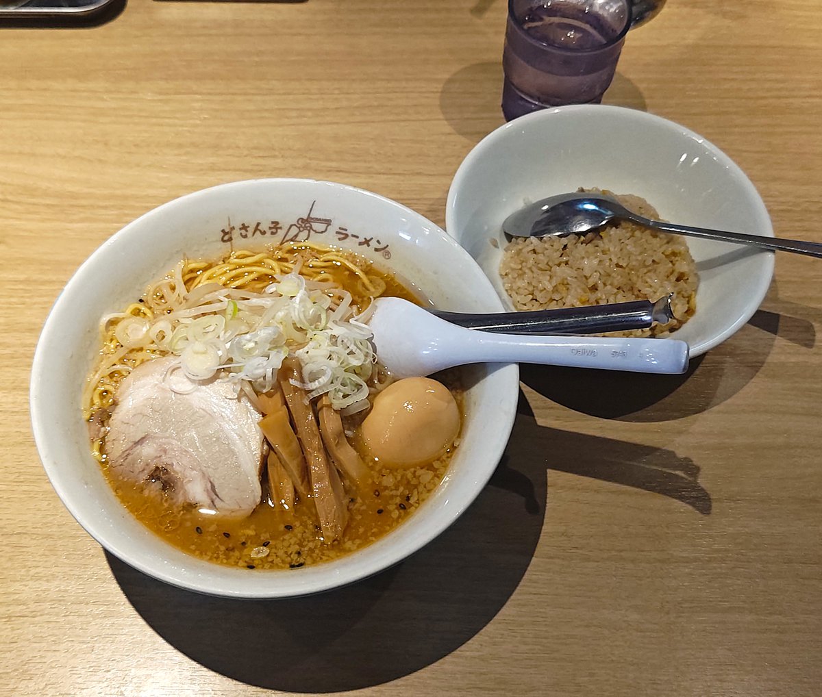 ms06c_21's tweet photo. #ラーメン 
麺酒蔵どさん子　新木場

こってり味噌ラーメン
味玉
半チャーハン

初来訪。どさん子チェーンの生き残りお店舗。
意外に味噌ミソしくないスープ。
出汁にオイルも効いていて。
低加水中細麺によく絡みます。
美味しい😋
具材は弱めｗ
半チャーハン、なかなか良いお味でした☺
ご馳走様！ https://t.co/TYQhxj56ws