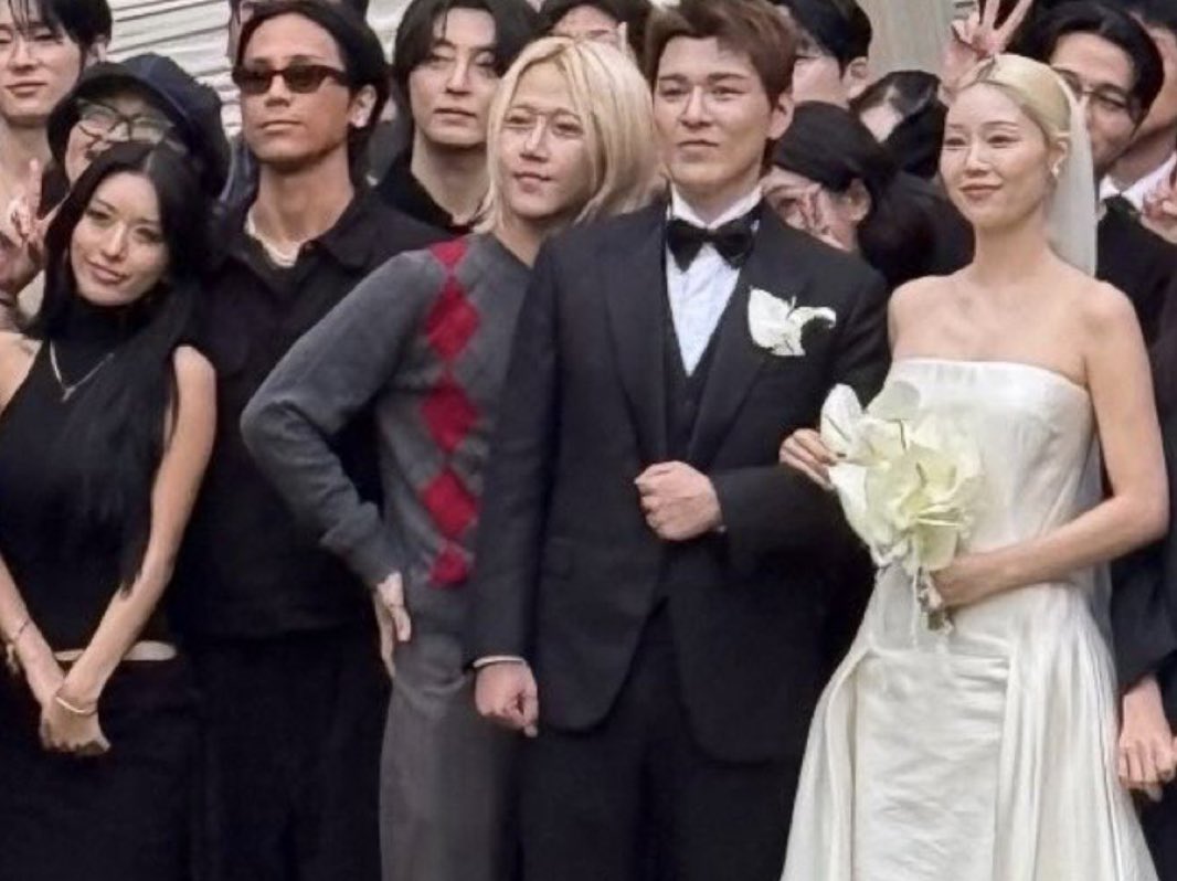 mangidash's tweet photo. This pic is killing me bro with the way hwimin is standing so close he’s not ready to give away his spot lol https://t.co/dcqdN54Efz